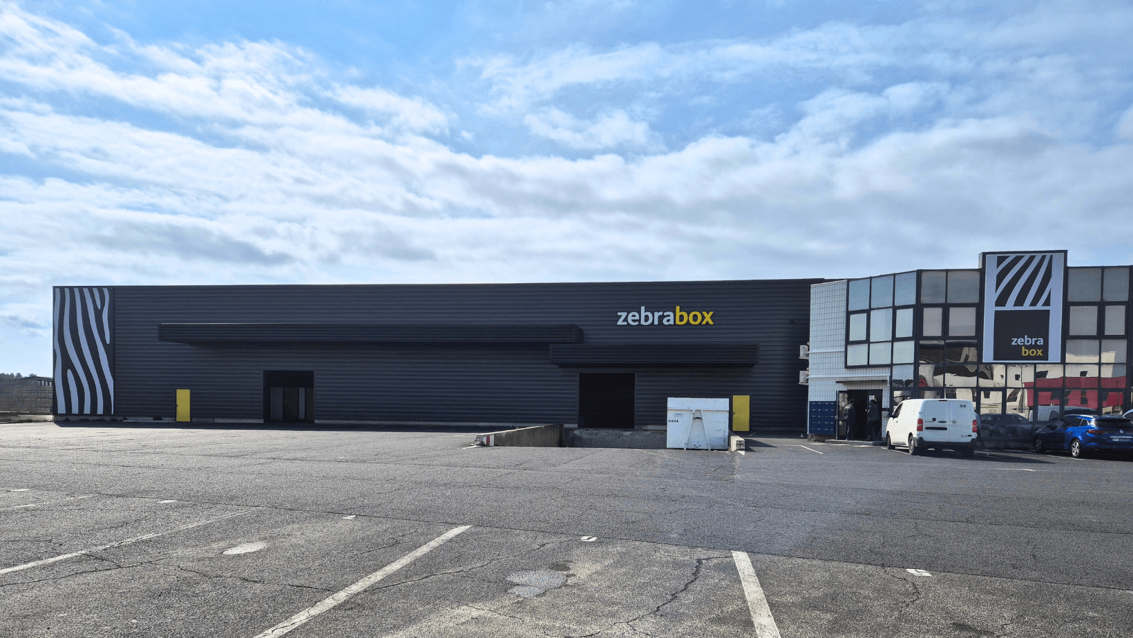 Self Storage Narbonne façade de devant avec parking