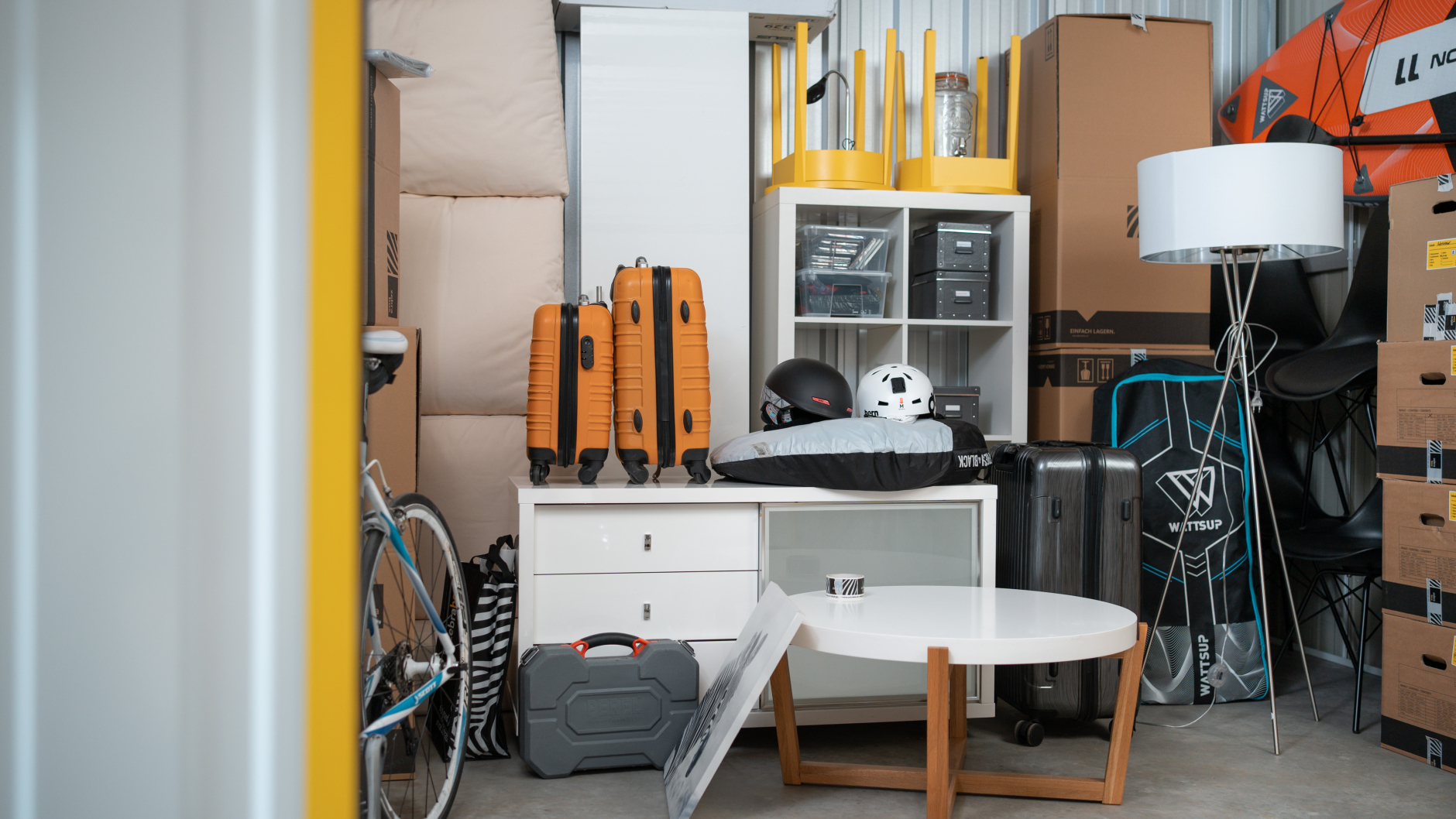 Lagerraum gefüllt mit Hausrat, Sportequipment und Umzugskisten